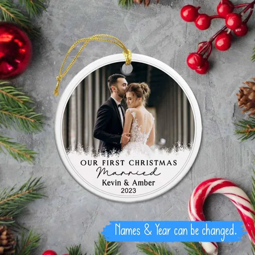Miniatura 2 de Adorno de cerámica personalizable con texto en inglés «Our First Christmas Married», adorno de Navidad personalizado para el señor y la señora