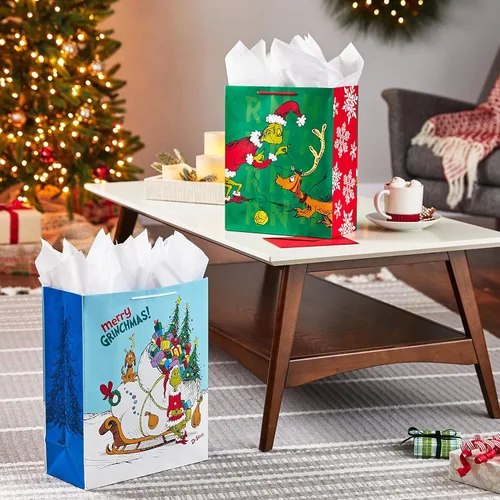 Miniatura 2 de Hallmark Bolsas de regalo de Navidad Grinch para niños (2 bolsas: 1 grande de 13 pulgadas, 1 extra grande de 15 pulgadas) Grinch con Max y trineo
