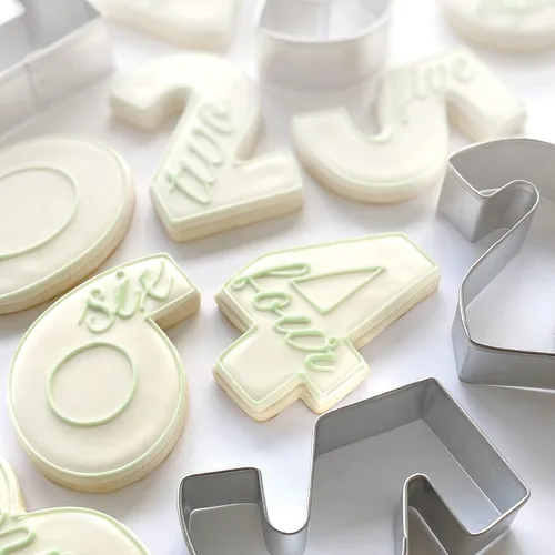 Miniatura 6 de R&M - Cortadores de galletas con números 1-9 con recortes. Juego de regalo de 9 piezas de 2.5 pulgadas