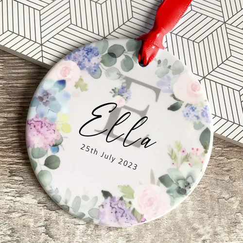 Miniatura 20 de Recuerdos personalizados de adorno de Navidad para bebé, regalos de bebé que llegan, adornos de cerámica para árbol de Navidad, adornos de primera