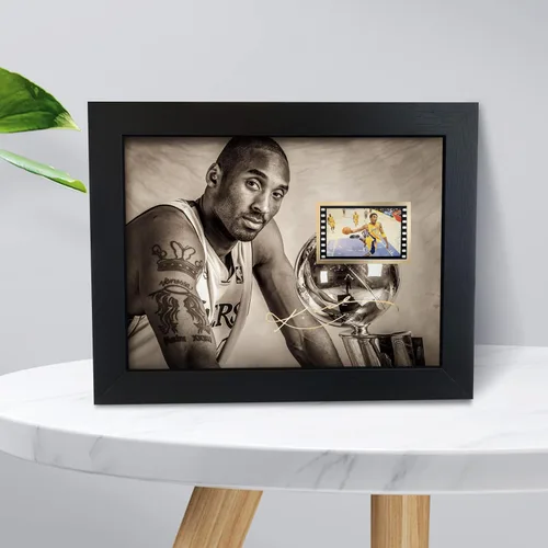Miniatura 2 de ORIMAMI Póster Deportivo de Superestrella Kobe Bryant Enmarcado para Escritorio Foto Regalo 8x6 Pulgadas, con Mini Celda de Película Firmada