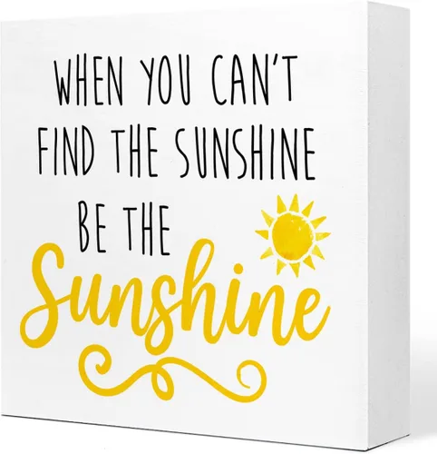 Letrero inspirador de madera con texto en inglés «When You Can't Find The Sunshine Be The Sunshine» («When You Can't Find The Sunshine Be The