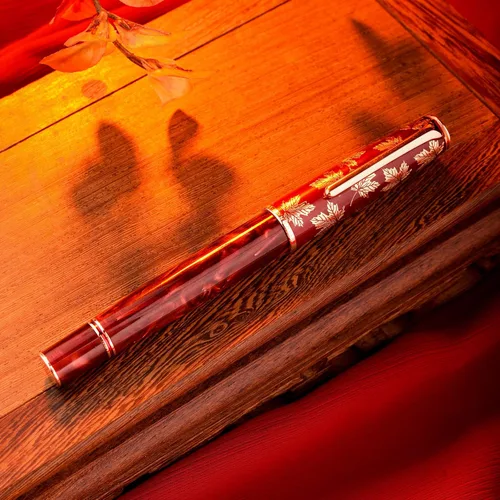 Miniatura 8 de HONG DIAN N8 - Pluma estilográfica de resina acrílica roja, con punta media de iridio, detalle en oro rosa, tapa tallada en hoja de arce, pluma