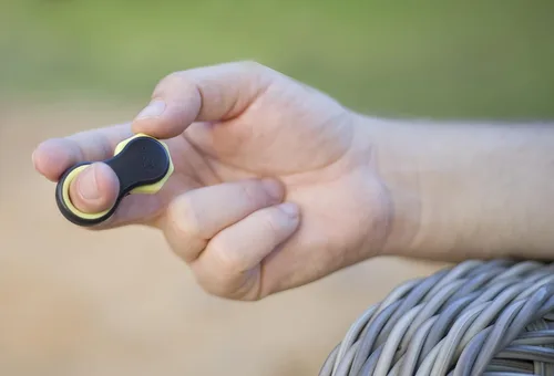 Miniatura 9 de Yogi Fidget Toy para adultos y niños – Juguete sensorial para aliviar el estrés con 5 anillos de silicona para los dedos – Fidget silencioso