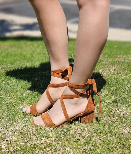 Miniatura 7 de Sandalias de tacón bajo con puntera abierta y tiras de amarre