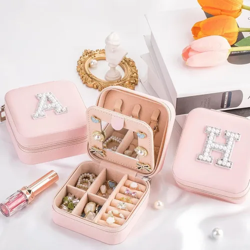 Miniatura 2 de Qncssk Joyero de viaje para mujeres y niñas, pequeño joyero organizador de almacenamiento con perlas con purpurina inicial - Mini elegante regalo