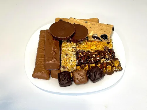 Miniatura 6 de Cesta de regalo gourmet de Halloween de chocolates artesanales, galletas, crujidos y aperitivos. Perfecto para regalos de negocios, cumpleaños