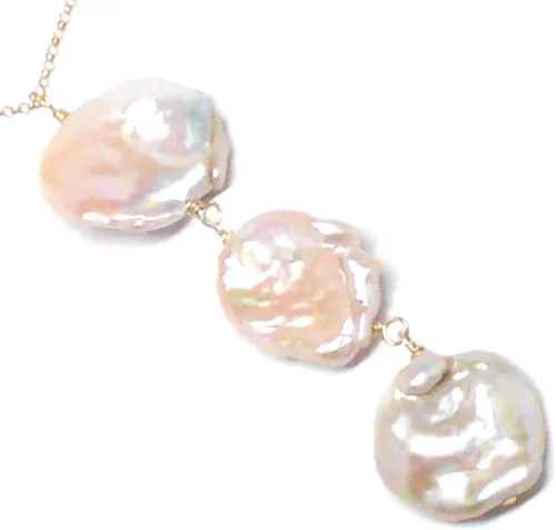 Collar de cadena grande con pétalos barrocos cultivados de agua dulce y perlas de agua dulce con tres colgantes, relleno de oro de 24 pulgadas