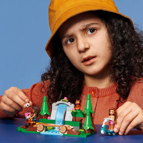 Miniatura 2 de Set de Aventura de Camping de Cascada Forestal de LEGO Friends, Juguetes de Construcción con Mini-Muñecas Andrea y Olivia, Juguetes para Niños de 5