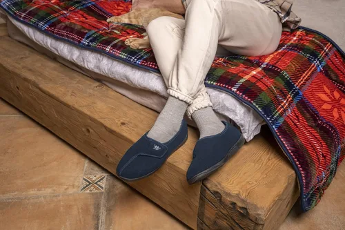 Miniatura 6 de EuropeanSoftest - Pantuflas de espuma viscoelástica 80-D con cierre ajustable, cómodas y cálidas de forro polar para artritis, edema, cierre