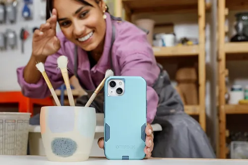Miniatura 7 de OtterBox Funda para iPhone 13 (solamente) de la serie Commuter – Vía remachada, delgada y resistente, apta para bolsillo, con protección de puerto