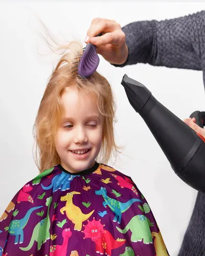 Miniatura 7 de Capa de peluquería para niños con cepillo quitapelusas para el cuello, capa profesional de salón para corte de cabello con cierre a presión