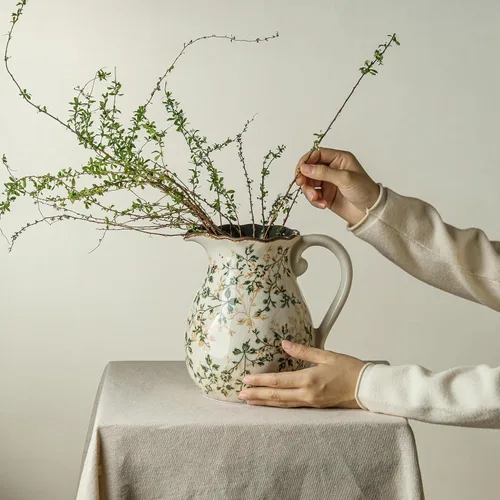 Miniatura 3 de Jarrón de cerámica verde y blanco con asa, florero rústico para decoración de hogar estilo “chinoiserie”, “grandmillenial” y toscano, jarrón