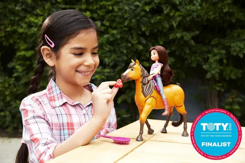 Miniatura 3 de Mattel Spirit Untamed Muñeca Lucky y Figura de Caballo Spirit, Set de Juego Cabalgar Juntos y 2 Accesorios, la Muñeca "Salta" y "Monta" en Caballo