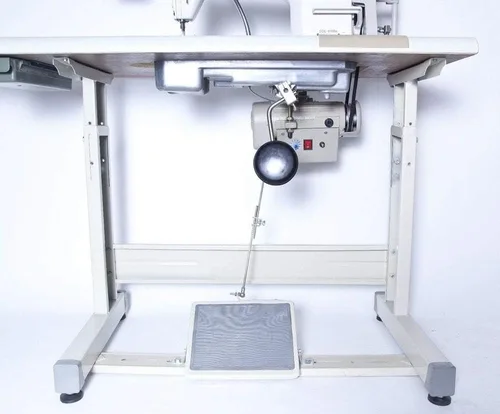 Miniatura 2 de Juki Máquina de coser industrial de punto recto de material pesado, mesa y montaje de servomotor.
