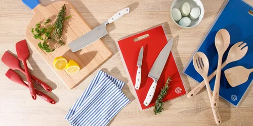 Miniatura 7 de Sur La Table Kitchen Essentials - Juego de 5 piezas de cuchillos de acero alemán con mango triple remachado en bloque magnético de madera de haya