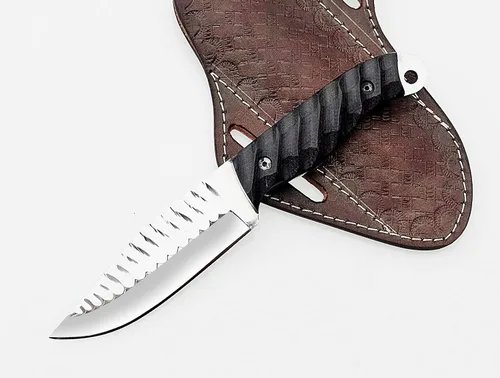Cuchillo de caza hecho a mano de acero de alto carbono con mango de micarta negro y funda de cuero - Herramienta de campamento y supervivencia