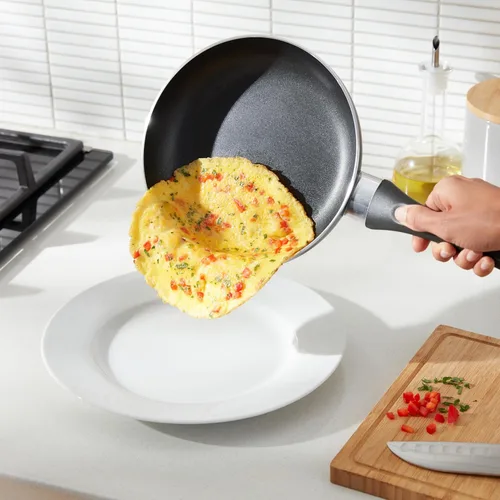 Miniatura 6 de Amazon Basics Juego de utensilios de cocina antiadherentes de 15 piezas, no inducción, incluye ollas, sartenes y utensilios, color negro