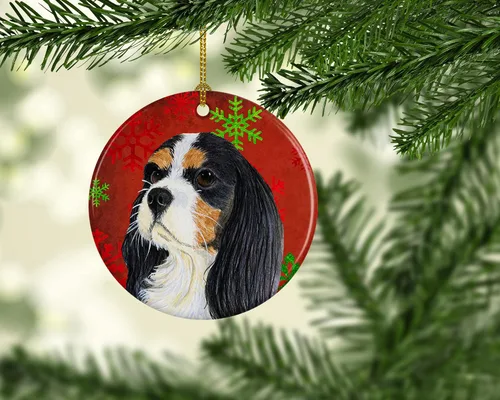 Miniatura 2 de Caroline's Treasures Cavalier Spaniel - Adorno de cerámica para colgar en el árbol de Navidad, copos de nieve rojos y verdes, para el hogar
