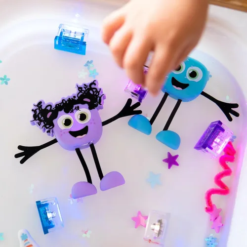 Miniatura 8 de Juguete de baño activado por agua Glo Pals con 6 cubos luminosos reutilizables para juegos sensoriales (Blair)