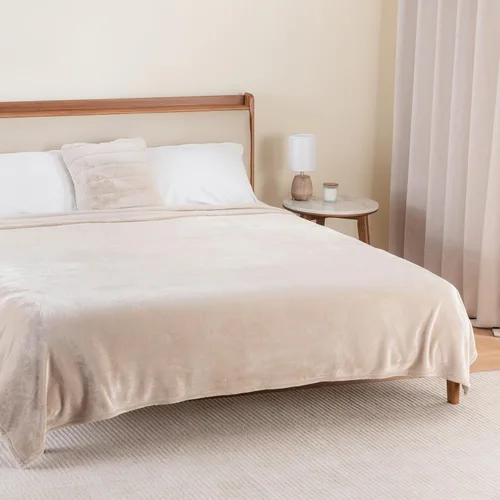 Miniatura 4 de Berkshire Blanket Cobija de terciopelo VelvetLoft® clásica para cama tamaño King, ligera y suave, de felpa esponjosa para cama y sofá, color grano