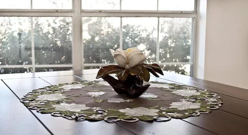 Miniatura 4 de Hermoso diseño floral de magnolia blanca y hojas verdes bordadas en lino de poliéster marrón redondo de 23 pulgadas o 33 pulgadas