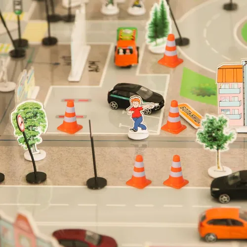 Miniatura 8 de STOBOK 7 mini conos de tráfico para niños, juguetes de señalización de tráfico, conos de seguridad educativos portátiles para aprendizaje temprano