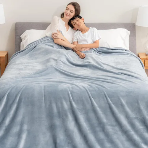 Miniatura 3 de Berkshire Blanket Cobija de cama VelvetLoft® clásica de terciopelo sólido tamaño Queen, cobija de felpa ligera y suave para cama y sofá, color Negro