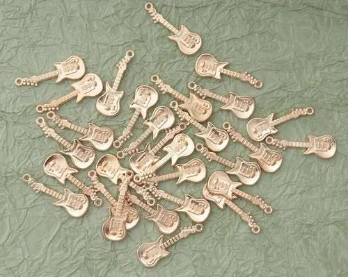 Miniatura 3 de Ruwado 30 dijes de guitarra de metal, lindos mini elementos musicales vintage, instrumentos colgantes para hacer joyas, kits de búsqueda de KC dorado