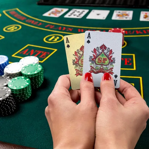 Miniatura 6 de Joyoldelf 2 barajas de cartas de juego de 24 quilates, póquer impermeable con patrón de dólar en caja de regalo, 1 oro + 1 plata