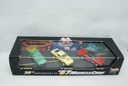 Hot Wheels Coleccionables – 30 aniversario de '67 Muscle Cars – Juego de 3 autos clásicos de coleccionista a escala 1:64 montado en vitrina de