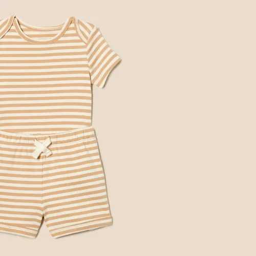Miniatura 2 de Tienda Essentials Conjunto de body y pantalón corto unisex para bebés