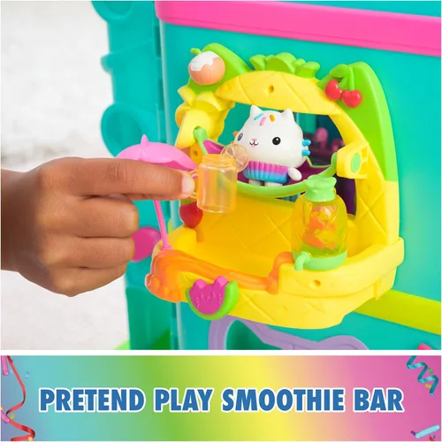 Miniatura 9 de DreamWorks Gabby's Dollhouse, juego de balcón de batido de frutas de Cakey, 8 piezas con figuras de juguete, accesorios para casa de muñecas y juego