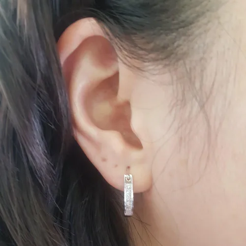 Miniatura 6 de Dazzlingrock Collection Aretes de aro Huggies con diamantes blancos redondos de 0.15 quilates (ctw) para ella Plata esterlina chapada en oro blanco