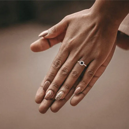 Miniatura 5 de Anillo de compromiso de ónix negro natural de 1.34 quilates con solitario de corte princesa con acento de compromiso de aniversario, de oro rosa