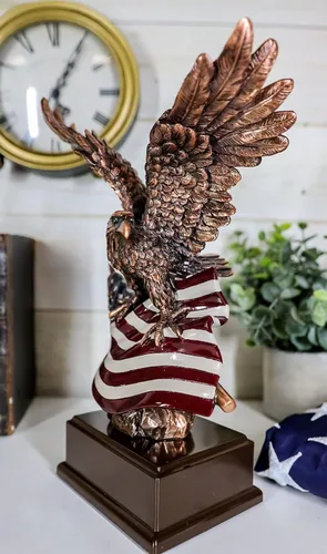Miniatura 8 de Gifts & Decor Ebros Wings of Glory - Figura patriótica de águila calva que se aferra a la bandera estadounidense, bronce galvanizado, con base