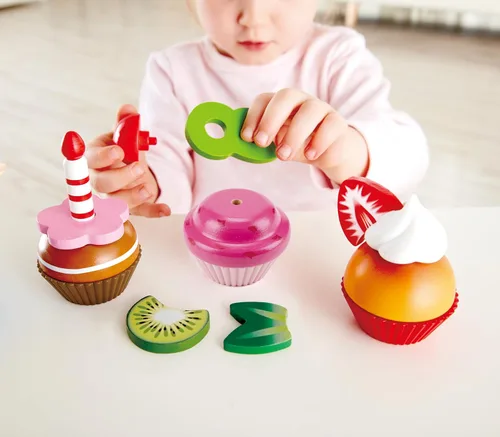 Miniatura 4 de Hape Cupcakes Magdalenas de madera coloridas, juguete de cocina para niños