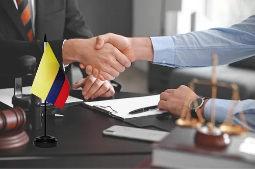 Miniatura 5 de Juego de banderas colombianas de lujo para escritorio de Colombia, pequeñas banderas de escritorio colombianas en miniatura con poste sólido, base