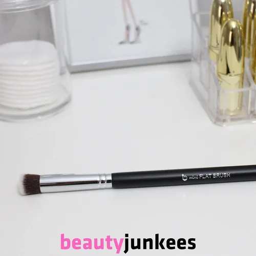Miniatura 8 de Beauty Junkees Mini cepillo corrector de parte superior plana debajo de los ojos para difuminar pequeñas densas firmes sintéticas, funciona