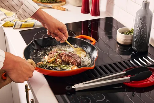 Miniatura 6 de Le Creuset Sartén de hierro fundido esmaltado con mango de hierro, 11.75 pulgadas, color blanco