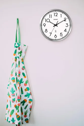 Miniatura 5 de Sharp Reloj de pared analógico atómico de 12 pulgadas, marco negro elegante, funciona con pilas, fácil de leer, fácil de usar, diseño