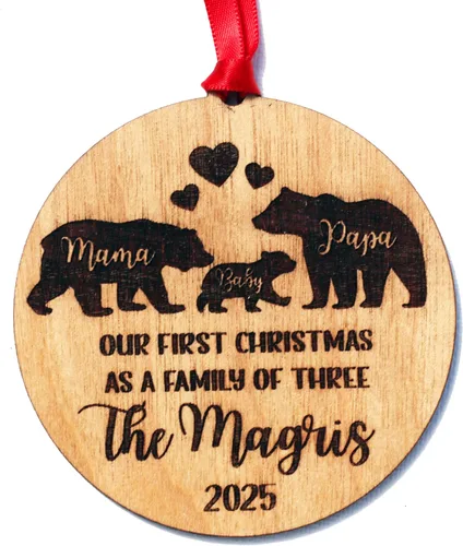 Adorno de Navidad personalizado con texto en inglés «Mama Papa», oso bebé, personalizable con texto en inglés «Our First Christmas as a Family»