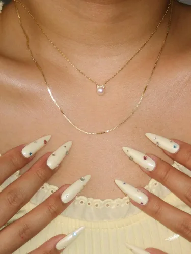 Miniatura 2 de Colgante de perlas de gato de perlas cultivadas de agua dulce AAA+ de plata esterlina chapada en oro de 14 quilates