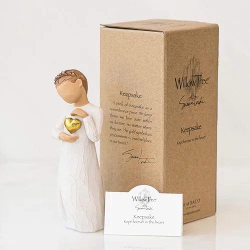 Miniatura 5 de Willow Tree Keepsake, Guardado para siempre en el corazón, figura sosteniendo un corazón de hoja de oro, una expresión de amor y cuidado