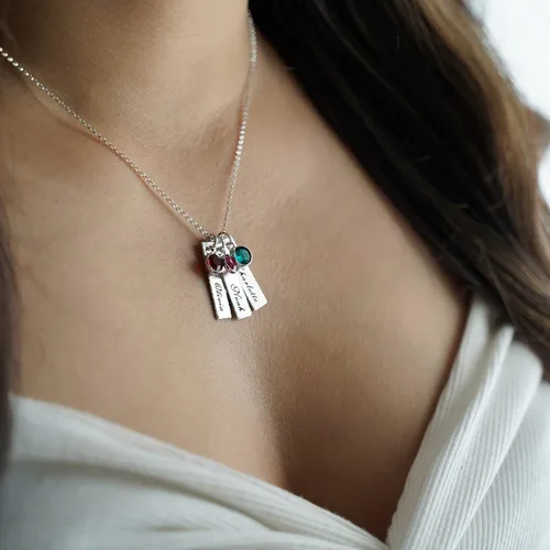 Miniatura 4 de Collar con dije personalizado de unidad en tres. Personalice 3colgantes rectangulares en plata esterlina con los nombres de su elección. Elija hasta
