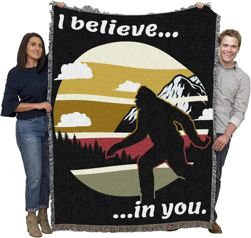Pure Country Weavers Squatch Believes in You Manta – Bigfoot Sasquatch Gift Fantasy Tapestry Cobija tejida de algodón – Fabricado en los Estados
