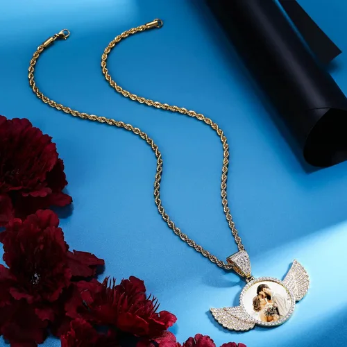 Miniatura 6 de INBLUE Collar personalizado de hip hop con foto de memoria, texto grabado personalizado para hombres y mujeres, ala de ángel helada de cobre, dije