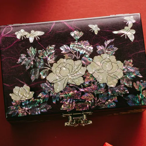 Miniatura 9 de Joyero de February Mountain en nácar - Elegante recuerdo lacado en púrpura con diseño de peonía y mariposa, interior de terciopelo rojo - Regalo
