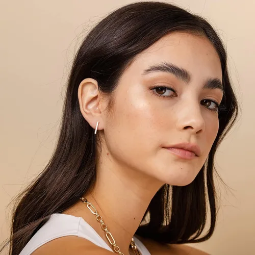 Miniatura 19 de PAVOI Aretes de plata de ley chapados en oro de 14 quilates, delicados aretes de mini barra Aretes de oro para mujer