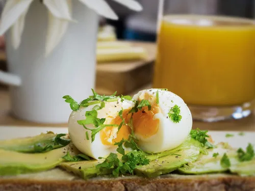 Miniatura 2 de BeepEgg Basic Nightblue - Temporizador de huevos para hervir huevos - Olla musical para huevos suaves, medianos y duros, apta para alimentos, Azul